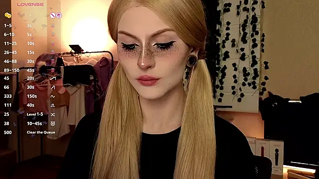 Snapshot of Emily__Mooree chatting on 10/19/25, 09:10 Emily  Mooree online show from 10/19/25, 09:10