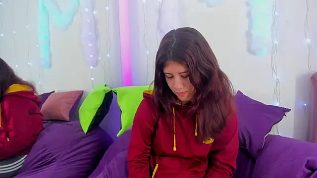 Snapshot of MiaQueen021 chatting on 09/25/25, 02:21 MiaQueen021 online show from 09/25/25, 02:21