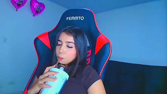 Snapshot of Rousse_violett chatting on 10/15/25, 10:43 Rousse violett online show from 10/15/25, 10:43