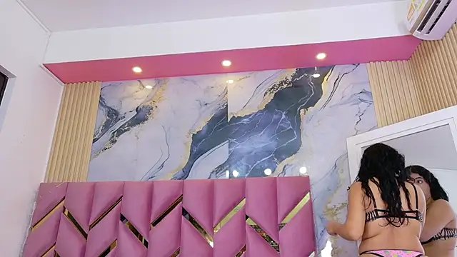 Snapshot of hotiergirl chatting on 11/17/25, 12:11 hotiergirl online show from 11/17/25, 12:11