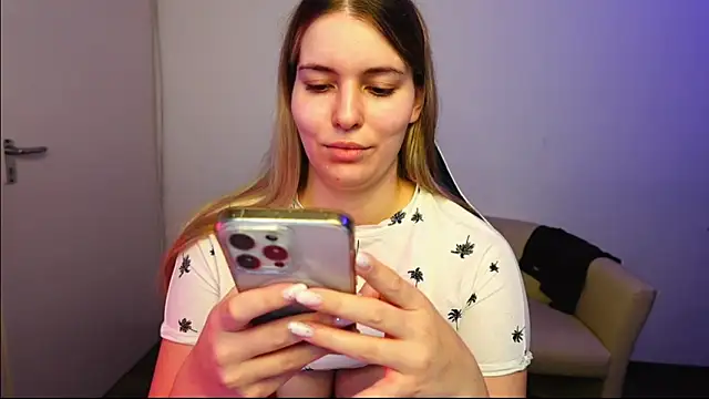 Snapshot of ShyHotNerd chatting on 10/12/25, 12:20 ShyHotNerd online show from 10/12/25, 12:20