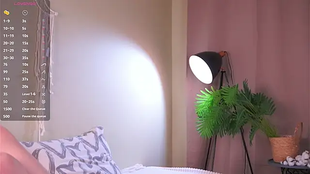 Snapshot of LinnHigh chatting on 10/24/25, 04:36 LinnHigh online show from 10/24/25, 04:36