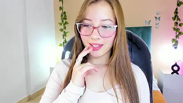 Dahlia Rousse online show from 11/30/25, 08:51