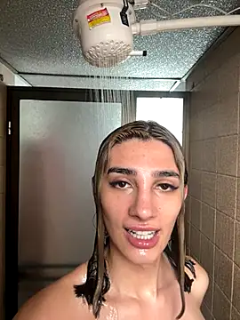 Queensara  online show from 11/21/25, 06:39