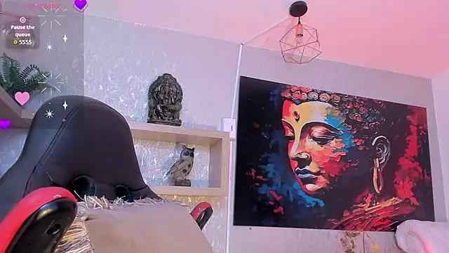 Luxury Woman online show from 10/15/25, 08:58