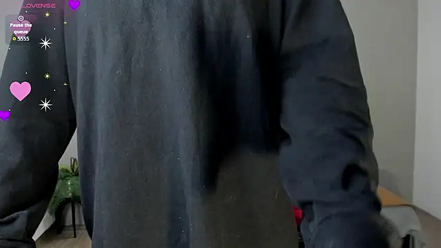 Luxury Woman online show from 10/25/25, 04:42