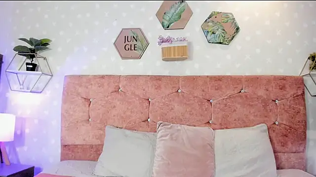 Snapshot of Elise-Leyton chatting on 03/09/25, 02:10 Elise-Leyton online show from 03/09/25, 02:10