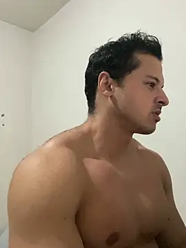 Snapshot of Lucasfit24 chatting on 02/11/25, 11:43 Lucasfit24 online show from 02/11/25, 11:43
