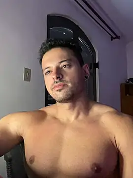 Snapshot of Lucasfit24 chatting on 03/07/25, 11:51 Lucasfit24 online show from 03/07/25, 11:51