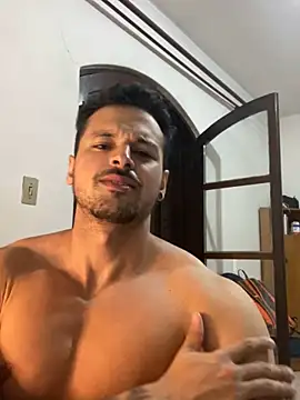 Snapshot of Lucasfit24 chatting on 03/17/25, 11:43 Lucasfit24 online show from 03/17/25, 11:43