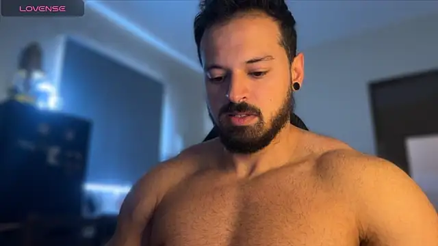 Snapshot of Lucasfit24 chatting on 11/06/25, 01:56 Lucasfit24 online show from 11/06/25, 01:56