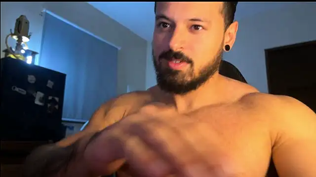 Snapshot of Lucasfit24 chatting on 11/11/25, 12:32 Lucasfit24 online show from 11/11/25, 12:32