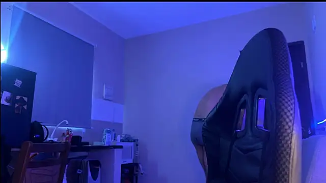 Snapshot of Lucasfit24 chatting on 11/17/25, 04:24 Lucasfit24 online show from 11/17/25, 04:24