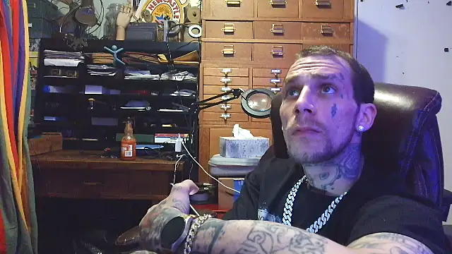 Snapshot of Aru916 chatting on 11/15/25, 10:23 Aru916 online show from 11/15/25, 10:23