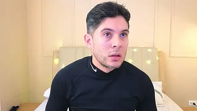 Snapshot of mr_danni chatting on 12/17/25, 08:04 mr danni online show from 12/17/25, 08:04