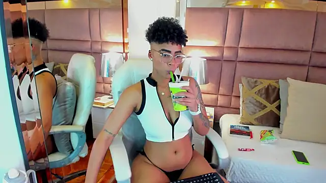 LuciaWallace online show from 10/03/25, 01:57