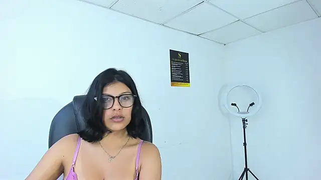 Snapshot of Salmaportman69 chatting on 10/17/25, 03:31 Salmaportman69 online show from 10/17/25, 03:31