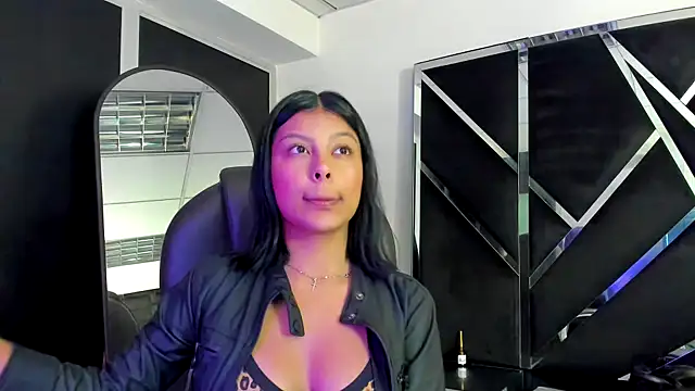 Snapshot of Salmaportman69 chatting on 10/19/25, 04:02 Salmaportman69 online show from 10/19/25, 04:02