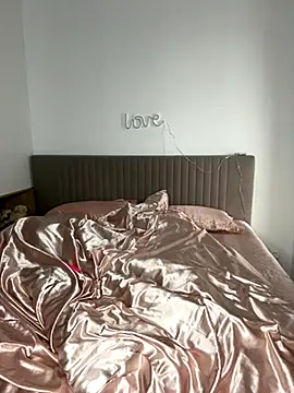 anna elfi online show from 10/18/25, 10:16