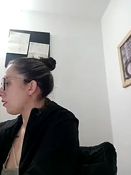 Snapshot of CHARLOTTE_1711 chatting on 03/21/25, 03:22 CHARLOTTE 1711 online show from 03/21/25, 03:22