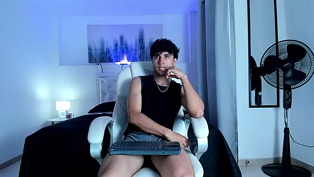 ZaneeCross online show from 02/10/25, 07:49