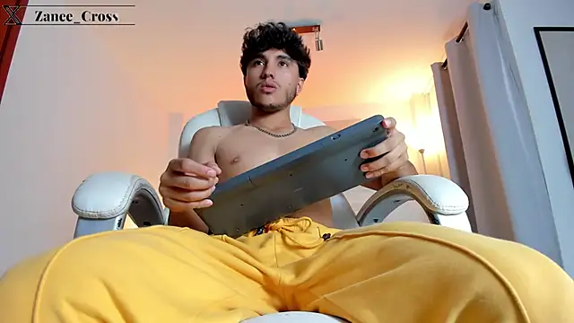 ZaneeCross online show from 03/06/25, 07:43