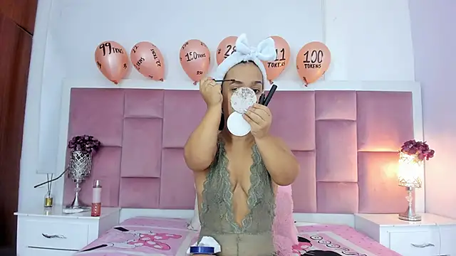 Snapshot of AnieRey chatting on 01/28/25, 12:00 AnieRey online show from 01/28/25, 12:00