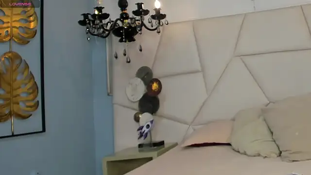 Aitana Hilton  online show from 10/25/25, 11:40