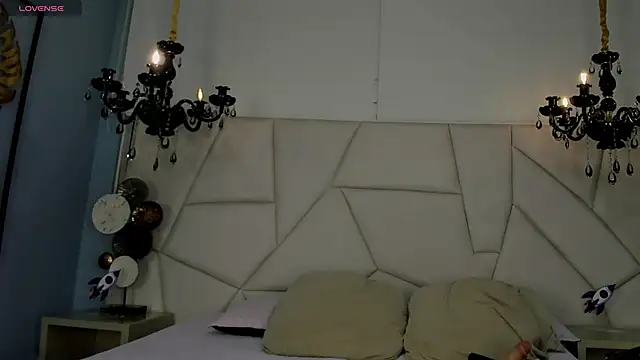 Aitana Hilton  online show from 11/02/25, 11:45