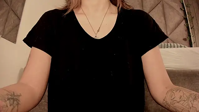 Snapshot of SabrinaSpell_ chatting on 12/15/25, 11:47 SabrinaSpell online show from 12/15/25, 11:47