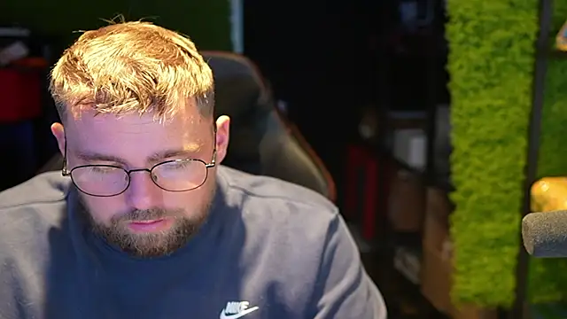 Snapshot of justinitt chatting on 09/13/25, 02:28 justinitt online show from 09/13/25, 02:28