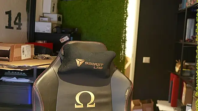 Snapshot of justinitt chatting on 09/14/25, 11:31 justinitt online show from 09/14/25, 11:31