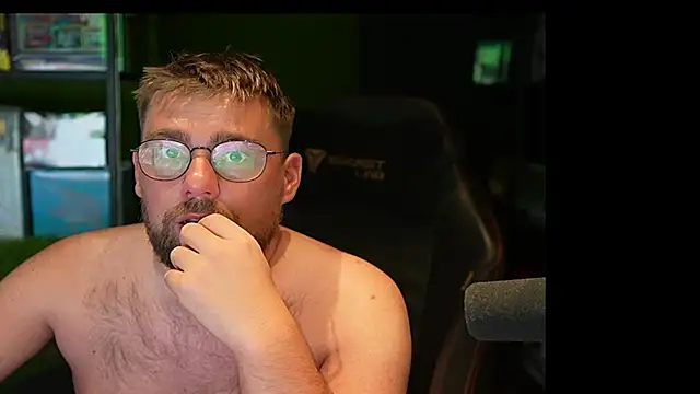 Snapshot of justinitt chatting on 09/17/25, 09:38 justinitt online show from 09/17/25, 09:38