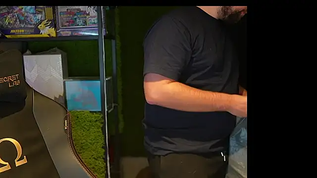 Snapshot of justinitt chatting on 09/19/25, 10:05 justinitt online show from 09/19/25, 10:05