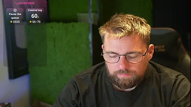 Snapshot of justinitt chatting on 10/06/25, 08:12 justinitt online show from 10/06/25, 08:12