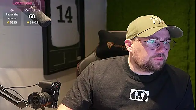 Snapshot of justinitt chatting on 11/25/25, 07:52 justinitt online show from 11/25/25, 07:52