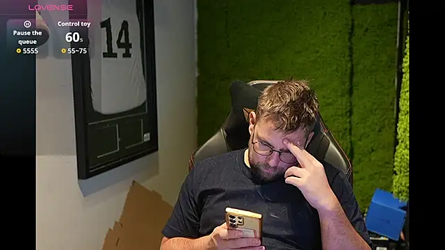 Snapshot of justinitt chatting on 12/02/25, 01:28 justinitt online show from 12/02/25, 01:28