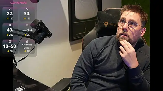 Snapshot of justinitt chatting on 12/14/25, 08:02 justinitt online show from 12/14/25, 08:02