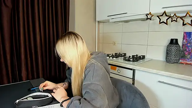 Snapshot of SynnoveEyre chatting on 02/14/25, 02:12 SynnoveEyre online show from 02/14/25, 02:12