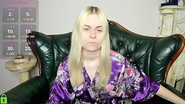 Snapshot of HillEva chatting on 11/08/25, 08:29 HillEva online show from 11/08/25, 08:29