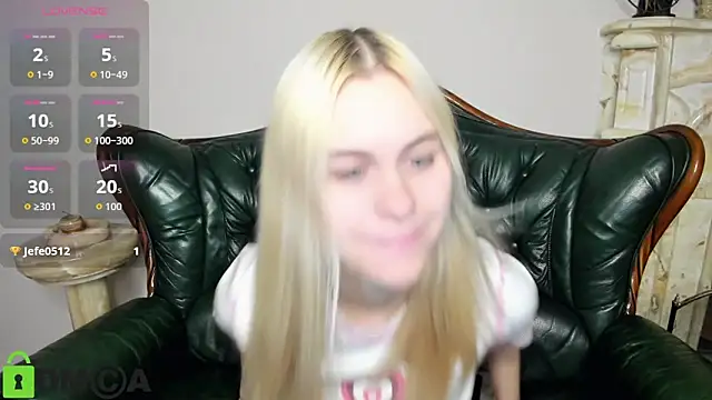 Snapshot of HillEva chatting on 11/12/25, 08:37 HillEva online show from 11/12/25, 08:37