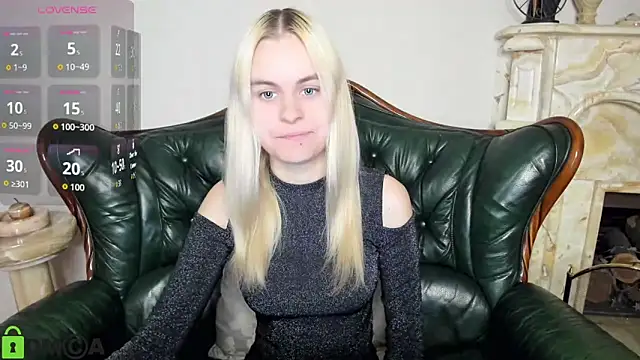 Snapshot of HillEva chatting on 11/19/25, 08:25 HillEva online show from 11/19/25, 08:25