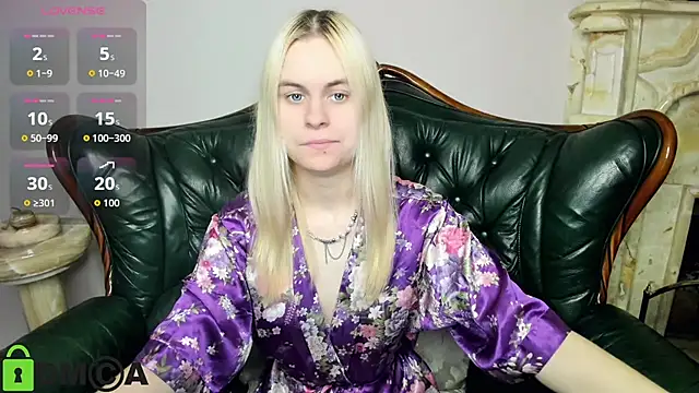 Snapshot of HillEva chatting on 11/27/25, 08:27 HillEva online show from 11/27/25, 08:27