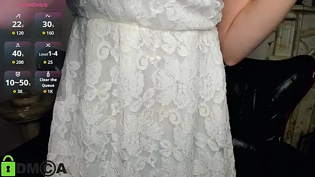 Snapshot of HillEva chatting on 11/30/25, 08:29 HillEva online show from 11/30/25, 08:29