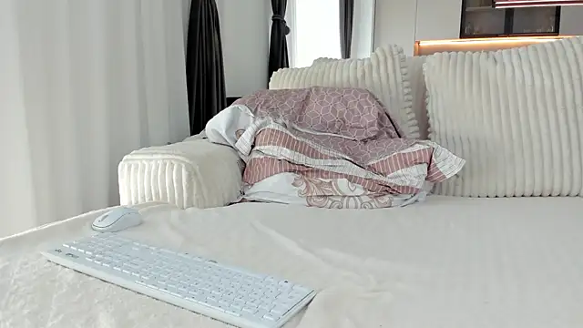 Snapshot of Saradiamond1 chatting on 09/21/25, 09:11 Saradiamond1 online show from 09/21/25, 09:11