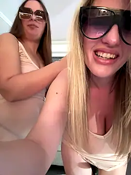 Snapshot of Megan_off chatting on 10/07/25, 08:22 Megan off online show from 10/07/25, 08:22