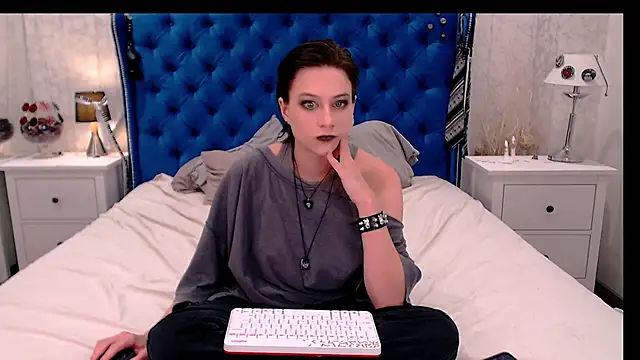 via mayer  online show from 12/05/25, 08:45