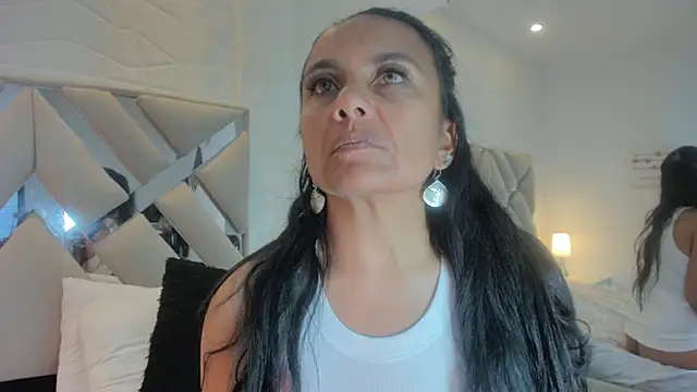 raquell moore online show from 02/09/25, 10:43