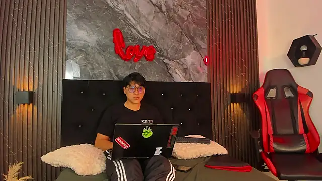 vanilla hot online show from 02/21/25, 01:55