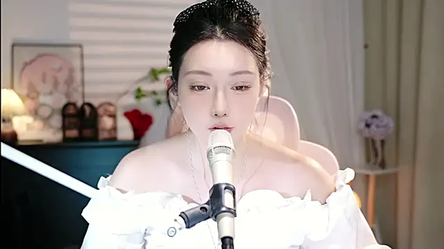 Snapshot of Dou-Dou-er chatting on 10/13/25, 12:05 Dou-Dou-er online show from 10/13/25, 12:05